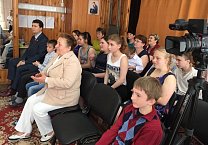Олег Лебедев привез подарки в Дом ребенка