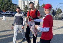 Коммунисты продолжают раздавать партийные газеты