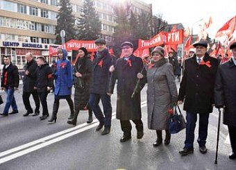 Рабочая Тула отметила столетие Великого Октября массовой демонстрацией.
