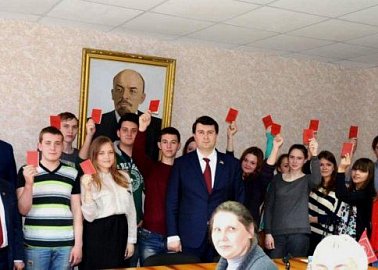 В Тульском обкоме активно идет прием в партию молодых рабочих тульских оборонных предприятий,  посвященный 70-летию Великой Победы.
