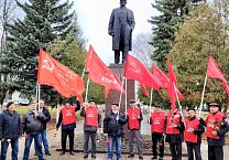Тульские коммунисты по всему региону провели возложения цветов к памятникам В.И. Ленина