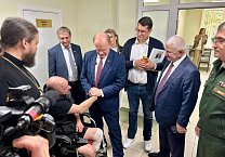 Руководитель фракции КПРФ в Тульской областной Думе Алексей Лебедев и его заместитель по фракции Светлана Белоус поздравили с Медовым Спасом военнослужащих, которые проходят лечение в Филиале № 2 ФГБУ «НМИЦ ВМТ им. А.А. Вишневского» Минобороны России Руководитель фракции КПРФ в Тульской областной Думе Алексей Лебедев и его заместитель по фракции Светлана Белоус поздравили с Медовым Спасом военнослужащих, которые проходят лечение в Филиале № 2 ФГБУ «НМИЦ ВМТ им. А.А. Вишневского» Минобороны России