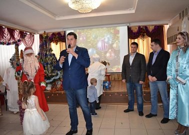 Тульские коммунисты поздравили детей и родителей в центре социального обслуживания населения