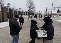 Тульские коммунисты раздали рабочим оборонных предприятий газету с выступлением лидера КПРФ Г.А. Зюганова Тульские коммунисты раздали рабочим оборонных предприятий газету с выступлением лидера КПРФ Г.А. Зюганова