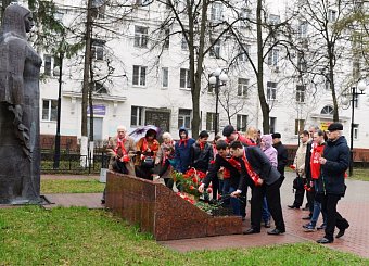 Тульский обком вывел рабочих оборонных заводов на многотысячную праздничную первомайскую демонстрацию. Тульский обком вывел рабочих оборонных заводов на многотысячную праздничную первомайскую демонстрацию.