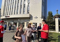 Алексей Лебедев возглавляет рейды КПРФ по раздаче партийных газет в Туле Алексей Лебедев возглавляет рейды КПРФ по раздаче партийных газет в Туле
