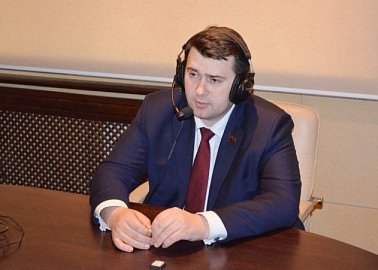 Первый секретарь Тульского обкома партии Олег Лебедев в эфире радио «Милицейская волна в Туле» пригласил туляков на Первомайскую демонстрацию и рассказал о приеме тульских рабочих в ряды КПРФ.