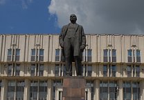 "Он стоит с простертою рукою - взгляд всё также зорок и лучист!" О состоянии тульских памятников Ленину в год 150-летнего юбилея. Памятники Ленину в год его 150-летнего юбилея