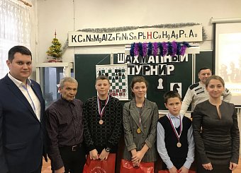 Тульские коммунисты наградили юных шахматистов в Липках Тульские коммунисты наградили юных шахматистов в Липках