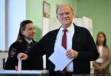 Геннадий Зюганов проголосовал на избирательном участке в школе № 1574