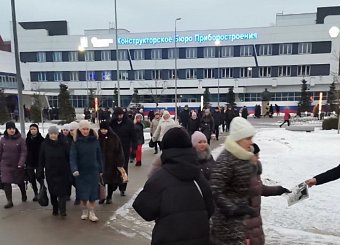 Тульские коммунисты организовали раздачу партийных газет с выступлением лидера партии Г.А. Зюганова рабочим предприятий города Тулы Тульские коммунисты организовали раздачу партийных газет с выступлением лидера партии Г.А. Зюганова рабочим предприятий города Тулы