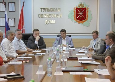 Алексей Лебедев провел очередное заседание Комитета по местному самоуправлению Тульской областной Думы. Среди одобренных законопроектов - меры дополнительной поддержки участников СВО