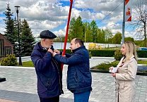 Тульский обком КПРФ наградил известного на всю Тульскую область ветерана партии К.А. Цаболова, организовавшего личную 80-ти дневную Вахту памяти у первого в России Вечного огня Тульский обком КПРФ наградил известного на всю Тульскую область ветерана партии К.А. Цаболова, организовавшего личную 80-ти дневную Вахту памяти у первого в России Вечного огня