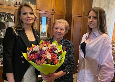 Депутат Тульской городской Думы Елена Чекан поздравила ветеранов и вручила им юбилейные медали «80 лет Победы в Великой Отечественной войне 1941-1945 гг.»