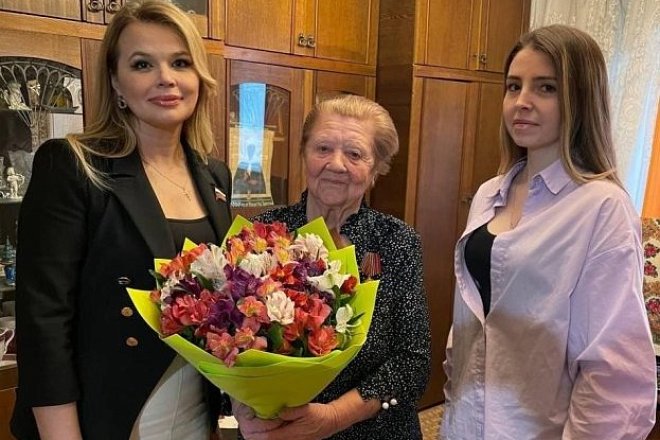 Депутат Тульской городской Думы Елена Чекан поздравила ветеранов и вручила им юбилейные медали «80 лет Победы в Великой Отечественной войне 1941-1945 гг.»
