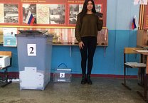 Молодые наблюдатели от Грудинина ведут видеосъемку на избирательных участках