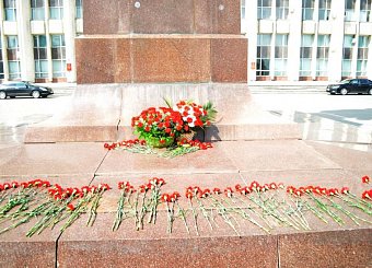 Тульские коммунисты на мероприятии в честь Дня рождения В.И. Ленина осудили провокационный законопроект о перезахоронении вождя.