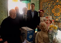 Секретарь Тульского обкома КПРФ Алексей Лебедев поздравил старейшую коммунистку в Тульской области с вековым юбилеем