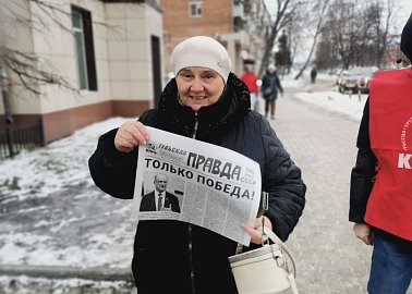 Тульские коммунисты раздали рабочим оборонных предприятий газету с выступлением лидера КПРФ Г.А. Зюганова