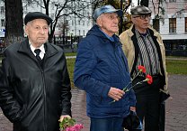 В память защитников Дома Советов в тульском Сквере Коммунаров прошло возложение цветов к стеле Павшим за Советскую власть