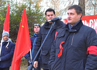 Тульский обком КПРФ провел в Туле полуторатысячную демонстрацию. Тульский обком КПРФ провел в Туле полуторатысячную демонстрацию.