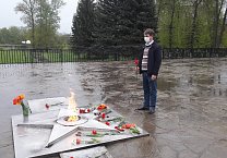 Алексинские депутаты-коммунисты сегодня приняли участие в возложении цветов к могилам и памятным мемориалам нашим героям
