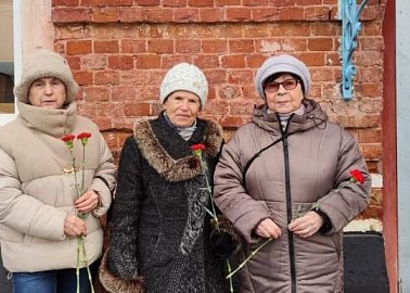 Ефремовские коммунисты провели традиционное возложение цветов к памятной доске установленной к дате первого съезда крестьянских депутатов