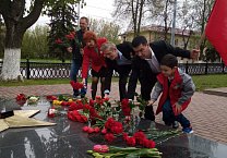 В Тульской области члены КПРФ почтили память героев Великой Отечественной войны в день 75-летия Великой Победы!