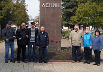 Веневские коммунисты привели в порядок памятник Ленину