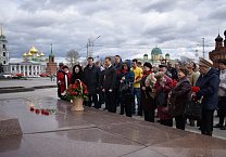 Тульские коммунисты возложили цветы к памятнику Ленину