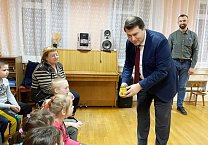 Олег Лебедев привез мед и гостинцы воспитанникам детского дома Олег Лебедев привез мед и гостинцы воспитанникам детского дома