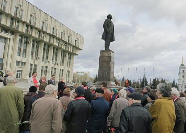 В Тульской области отметили 146-ю годовщину со Дня рождения В.И. Ленина возложением цветов на главной площади города-героя.