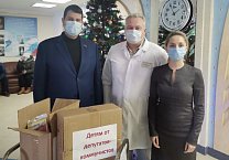 Тульские депутаты-коммунисты поздравили маленьких пациентов детской областной больницы с наступающим Новым годом Тульские депутаты-коммунисты поздравили маленьких пациентов детской областной больницы с наступающим Новым годом