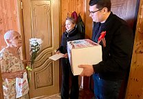 Депутаты фракции КПРФ в Тульской областной Думе Алексей Лебедев и Светлана Белоус поздравили ветеранов с Днем Победы и вручили им подарки