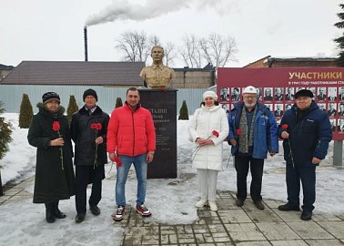 в 71-ю годовщину смерти И.В.Сталина коммунисты Новомосковска возложили цветы к его памятнику