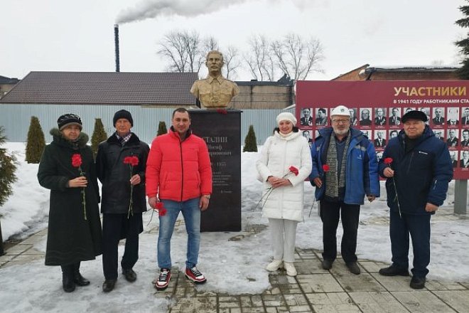 в 71-ю годовщину смерти И.В.Сталина коммунисты Новомосковска возложили цветы к его памятнику