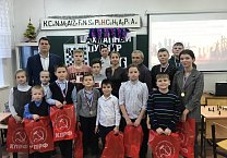Тульские коммунисты наградили юных шахматистов в Липках Тульские коммунисты наградили юных шахматистов в Липках