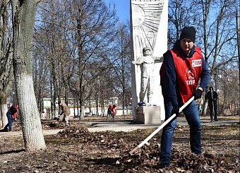 Субботник в Сквере Космонавтов