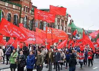 Тульский обком вывел рабочих оборонных заводов на многотысячную праздничную первомайскую демонстрацию. Тульский обком вывел рабочих оборонных заводов на многотысячную праздничную первомайскую демонстрацию.