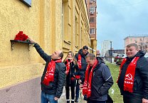 Тульские коммунисты почтили память В.А. Стародубцева в день его рождения Тульские коммунисты почтили память В.А. Стародубцева в день его рождения