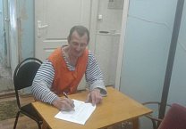 Жители Привокзального района идут ставить подписи в райком 