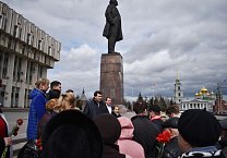 Тульские коммунисты возложили цветы к памятнику Ленину
