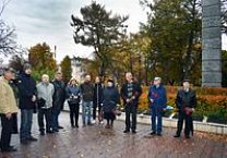 В память защитников Дома Советов в тульском Сквере Коммунаров прошло возложение цветов к стеле Павшим за Советскую власть