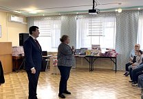 Олег Лебедев привез подарки воспитанникам детского дома Олег Лебедев привез подарки воспитанникам детского дома