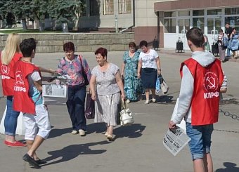Тульский обком партии проводит агитационную работу среди рабочих.