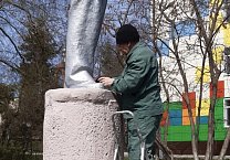 Коммунисты города Ефремова по традиции провели субботник у памятника Ленину Коммунисты города Ефремова по традиции провели субботник у памятника Ленину