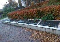 В память защитников Дома Советов в тульском Сквере Коммунаров прошло возложение цветов к стеле Павшим за Советскую власть