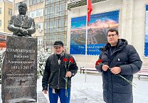 Тульские коммунисты и комсомольцы возложили цветы к памятнику В.А. Стародубцеву