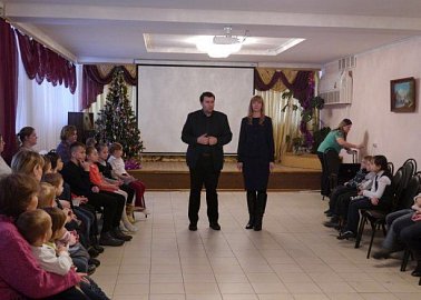 Олег Лебедев вручил подарки детям из малоимущих семей