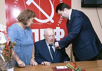 Олег Лебедев передал награду Минсельхоза РФ старейшему аграрию страны, руководителю народного предприятия «Красный Октябрь» Ю.М. Иванову Олег Лебедев передал награду Минсельхоза РФ старейшему аграрию страны, руководителю народного предприятия «Красный Октябрь» Ю.М. Иванову